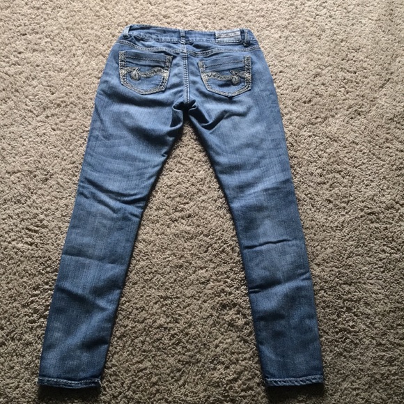 Women’s Whitewashed Jeans - Picture 4 of 6